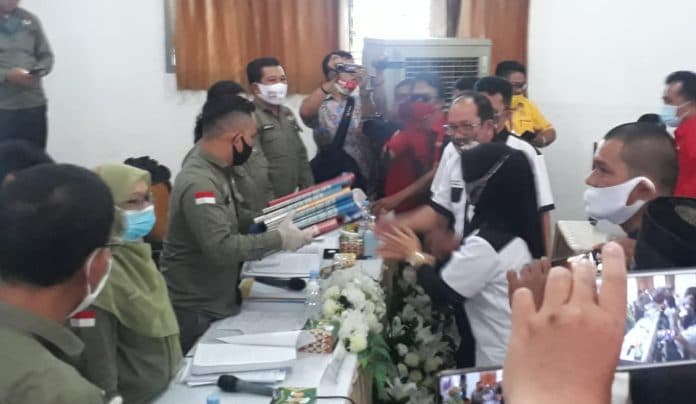 mendaftar_ke_kpu_siantar_asner_susanti_didukung_8_parpol