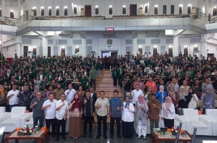 mendag_dorong_mahasiswa_di_medan_buka_usaha_sambil_kuliah