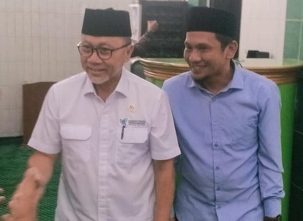 mendag_zulhas_salat_jumat_di_masjid_taqwa_lubuk_pakam