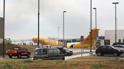 mendarat_darurat_di_kosta_rika_pesawat_boeing_757_dhl_terbelah_dua