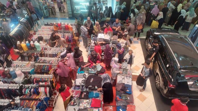 mendekati_lebaran_aktivitas_di_pasar_tradisional_dan_mall_medan_dipadati_pengunjung