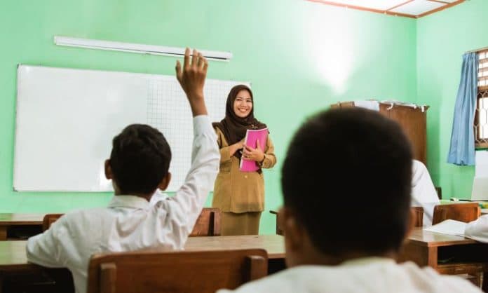 mendikdasmen_pastikan_dana_kesejahteraan_guru_sudah_dianggarkan_di_2025