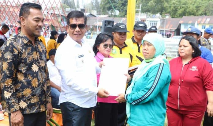mengabdi_25_tahun_di_simalungun_dua_guru_terima_sk_bersama_184_pppk