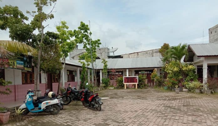 mengabdi_selama_30_tahun_kepsek_sd_negeri_134410_berhentikan_penjaga_sekolah