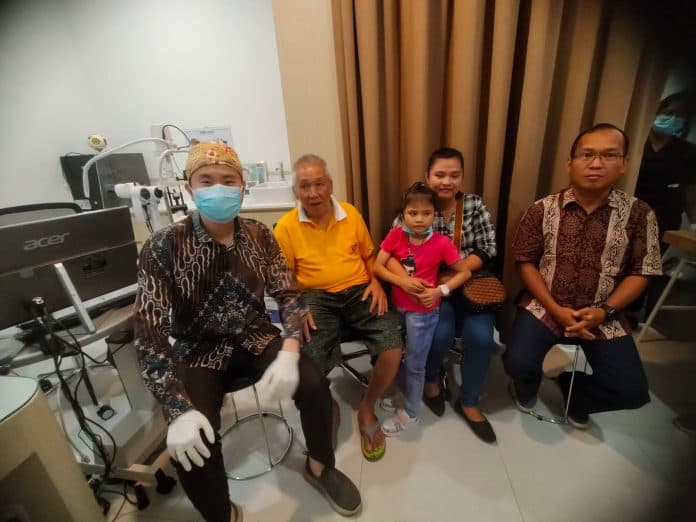 mengalami_kebutaan_sejak_umur_3_tahun_kini_fitri_bisa_melihat_kembali