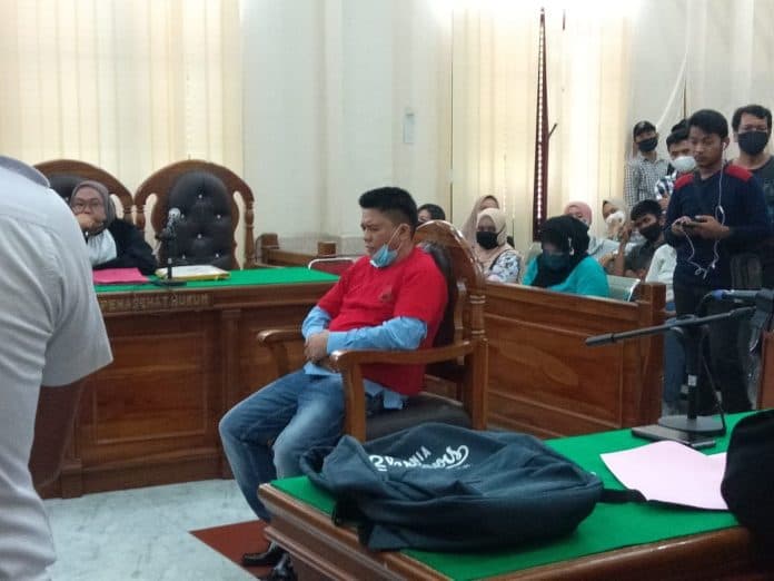 mengamuk_bandar_narkoba_dikawal_saat_menuju_ruang_sidang_pn_medan