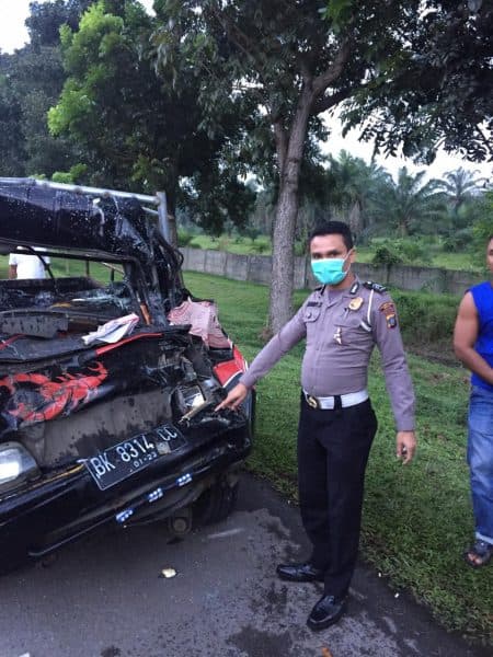 mengantuk_saat_mengemudi_pick_up_hantam_truk_di_tol_haji_anif