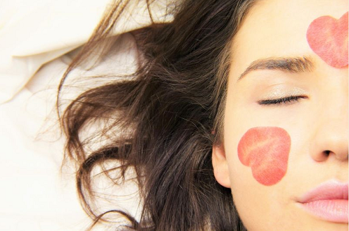 mengapa_kulit_wajah_bisa_sensitif_ini_kata_pakar_dermatologi