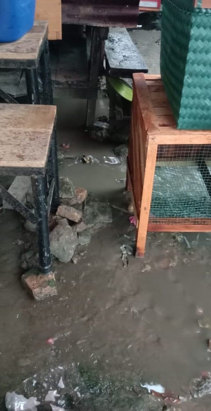 mengeluarkan_aroma_tak_sedap_parit_pekan_tanah_jawa_butuh_perbaikan