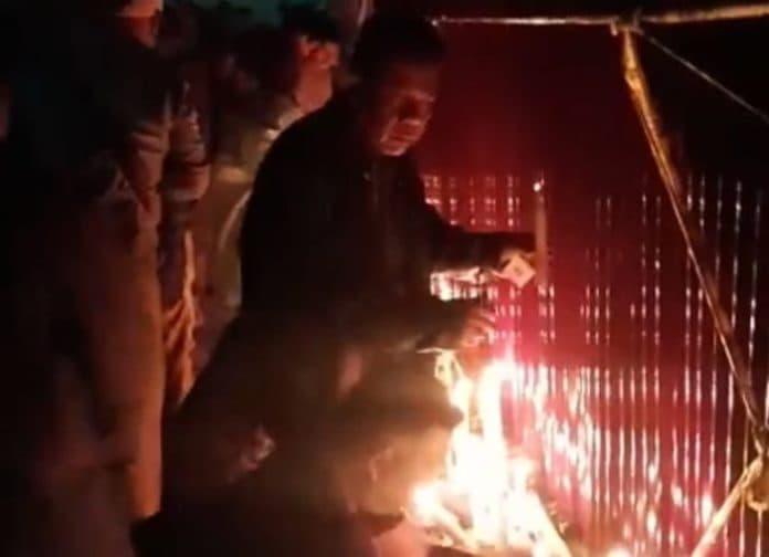 mengenang_sempurna_pasaribu_puluhan_wartawan_dan_lsm_lakukan_aksi_nyalakan_lilin