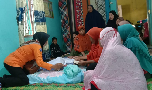 mengenaskan_dua_bocah_umur_3_tahun_ditemukan_tewas_di_kolam_belakang_rumah