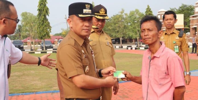 mengentaskan_kemiskinan_976_petani_sawit_paluta_terima_kartu_bpjs_ketenagakerjaan
