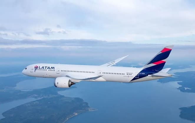 mengerikan_detik_detik_pesawat_latam_airlines_berguncang_di_udara