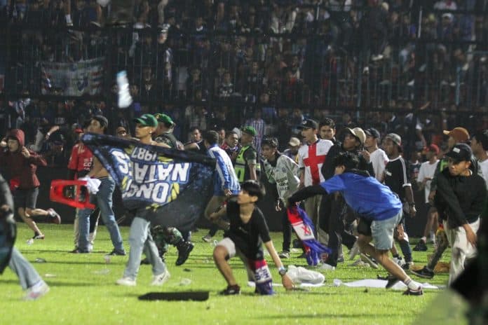 mengerikan_kerusuhan_di_stadion_kanjuruhan_malang_127_orang_tewas