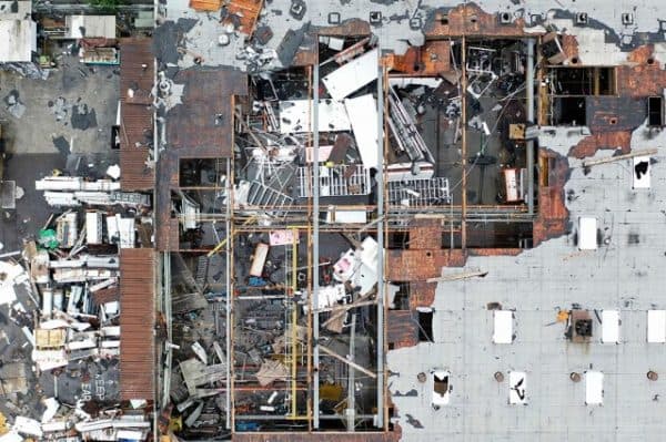 mengerikan_tornado_porak_porandakan_california_puing_puing_bangunan_beterbangan