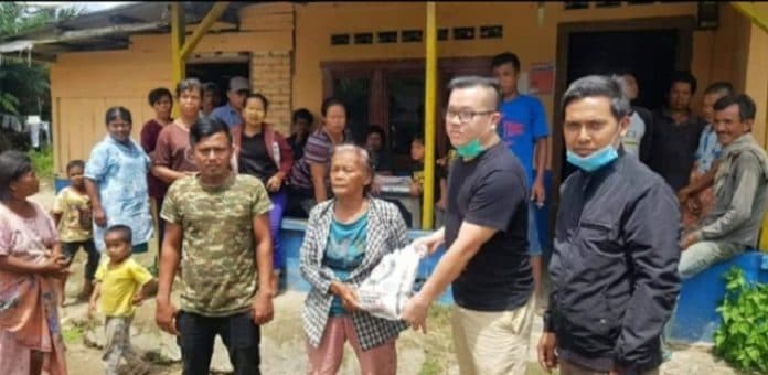 menghadapi_covid_19_pangulu_buntu_turunan_salurkan_sembako_untuk_warganya