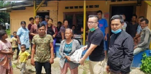 menghadapi_covid_19_pangulu_buntu_turunan_salurkan_sembako_untuk_warganya