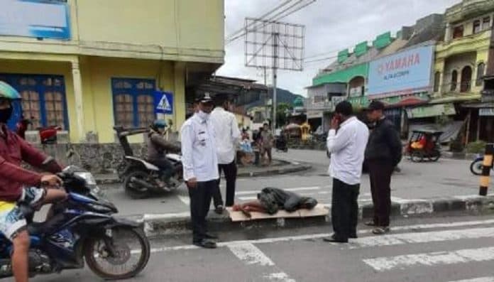 mengharukan_orang_tua_dipenjara_anaknya_pun_tidur_di_trotoar