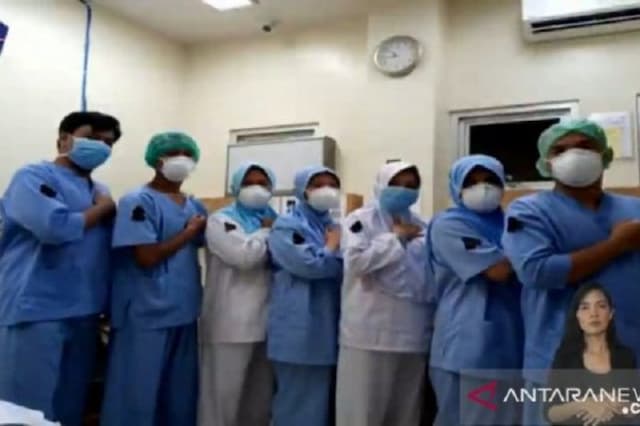 mengharukan_perawat_gunakan_pita_hitam_sebagai_bentuk_duka_mengenang_rekan_sejawat