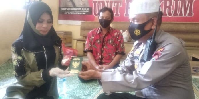 mengharukan_pria_ini_nikahi_kekasihnya_dalam_tahanan