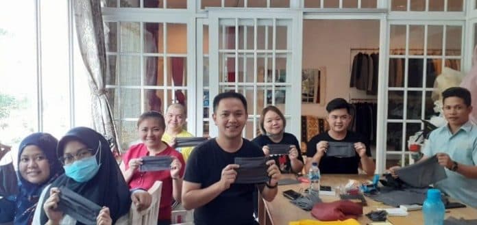menginspirasi_imanuel_languyu_membuat_dan_bagikan_5000_masker_gratis