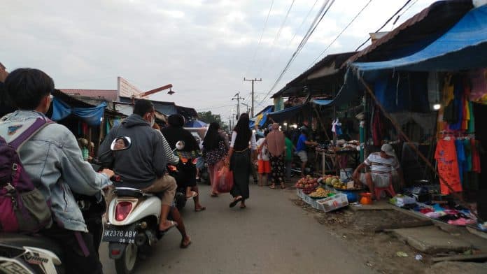 mengintip_pasar_tumpah_di_jalan_purwo_delitua_hadir_penuhi_kebutuhan_rumah_tangga