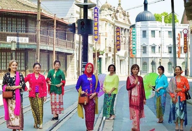 mengintip_pesona_kebaya_di_jalanan_kota_shanghai