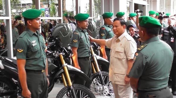 menhan_prabowo_serahkan_100_motor_untuk_babinsa_di_sumut
