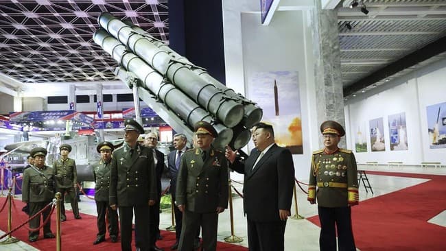 menhan_rusia_kunjungi_korut_kim_jong_un_pamerkan_drone_paling_mutakhir