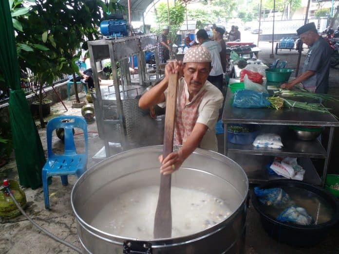 menikmati_bubur_kanji_rumbi_dan_kari_beulangong_di_mesjid_aceh_sepakat