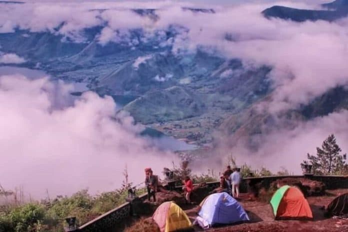 menikmati_lautan_awan_dan_hamparan_keindahan_danau_toba_dari_bukit_gundul_karo