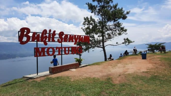 menikmati_pesona_danau_toba_dari_bukit_senyum_motung