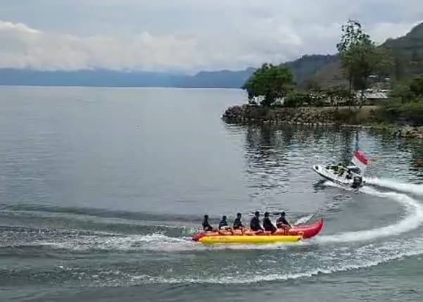 menikmati_sensasi_banana_boat_di_pantai_arofan_tigaras