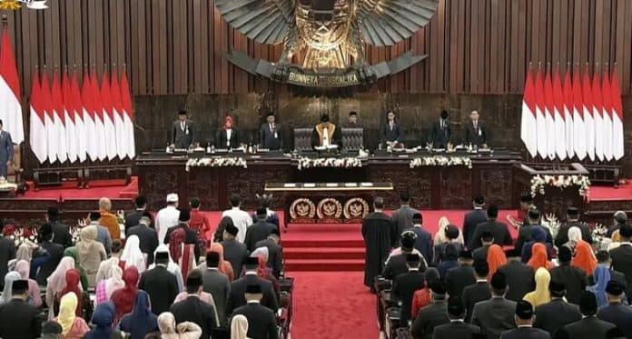 menilik_gaji_anggota_dpr_ri_dan_tunjangan_yang_diterima_per_bulan