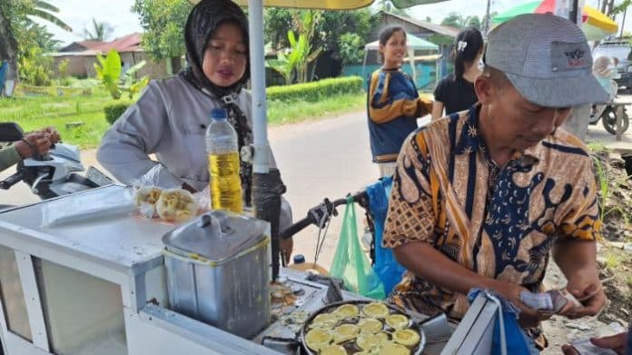 menjajal_cita_rasa_martabak_telur_yang_digandrungi_warga_klambir_lima_hamparan_perak