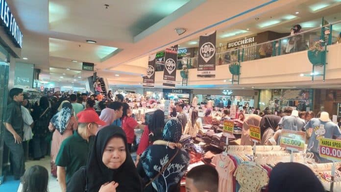 menjelang_lebaran_mall_di_medan_dipadati_pengunjung