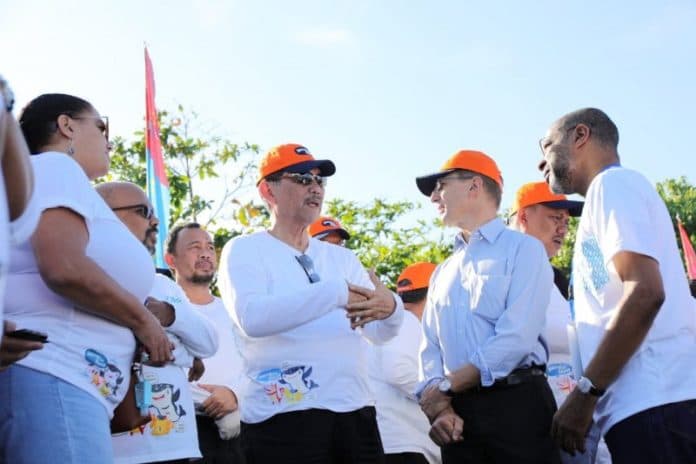 menko_kemaritiman_ajak_masyarakat_perangi_sampah_plastik