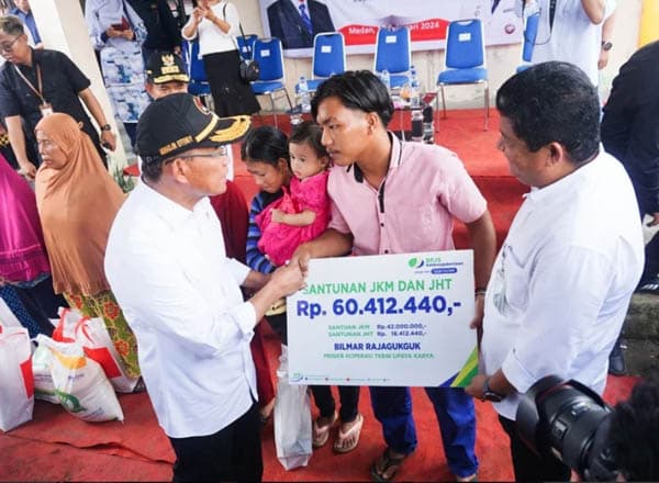 menko_pmk_serahkan_santunan_kepada_ahli_waris_peserta_bpjs_ketenagakerjaan_di_belawan