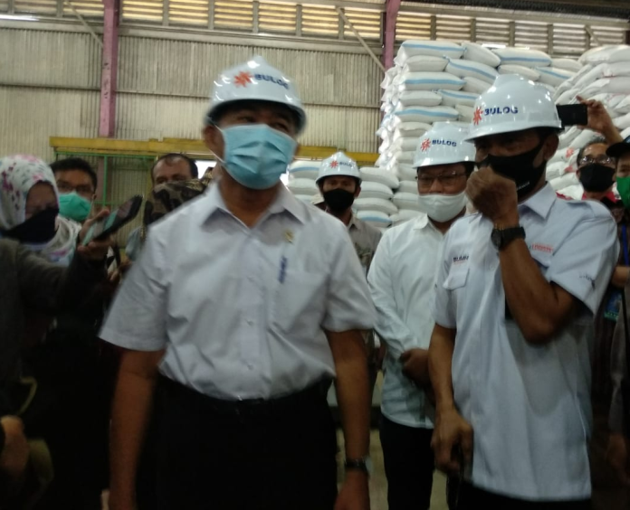 menko_pmk_tinjau_kualitas_beras_di_gudang_bulog_medan