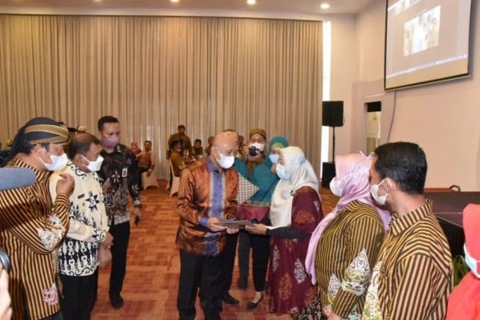 menkop_bagikan_1000_nib_teten_masduki_pemerintah_targetkan_25_juta_nib_tiap_tahun