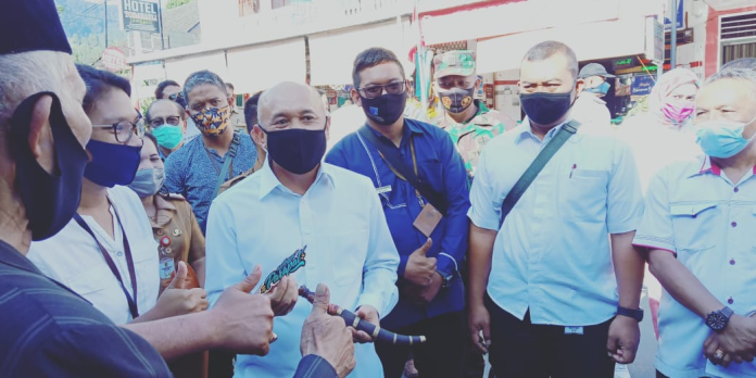 menkop_dan_ukm_kunjungi_parapat_dukung_umkm_kawasan_wisata_danau_toba