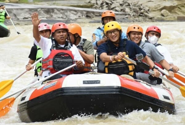 menparekraf_sandiaga_uno_jelajahi_arung_jeram_sungai_bah_bolon_kecamatan_sipispis