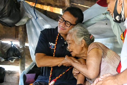 menparekraf_sandiaga_uno_perbaiki_rumah_nenek_sebatang_kara_di_nias_selatan