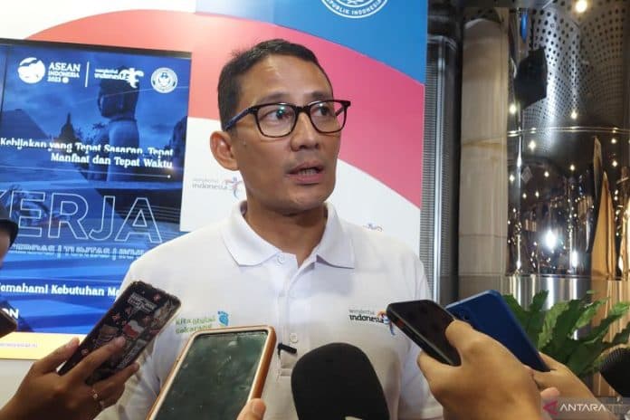 menparekraf_sebut_dua_investor_tertarik_bangun_hotel_bintang_5_di_kawasan_danau_toba