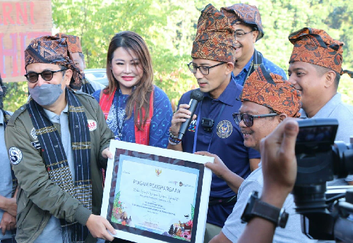 menparekraf_tinjau_desa_wisata_kampung_warna_warni_di_parapat