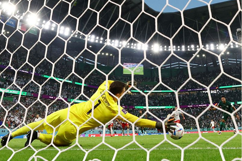 mentahkan_penalti_arab_saudi_kiper_polandia_disanjung_lawan_dan_kawan