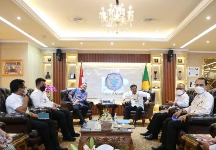 mentan_meminta_bupati_samosir_persiapkan_lahan_untuk_bangun_food_estate