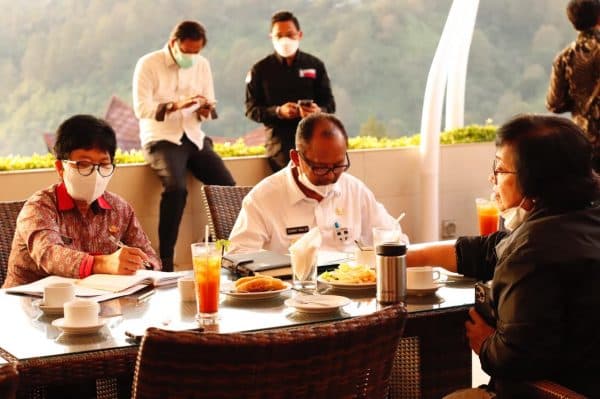 menteri_lhk_rapat_bersama_para_kepala_daerah_se_kawasan_danau_toba_di_niagara_hotel