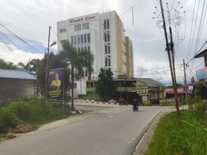 menyalahi_aturan_tiga_bangunan_disinyalir_milik_keluarga_bupati_toba_akan_diperiksa