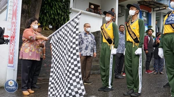 menyambut_hut_ri_ke_77_bupati_karo_lepas_36_regu_gerak_jalan_antar_pelajar